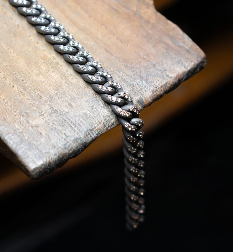 Incassatura del bracciale groumette in titanio con diamanti